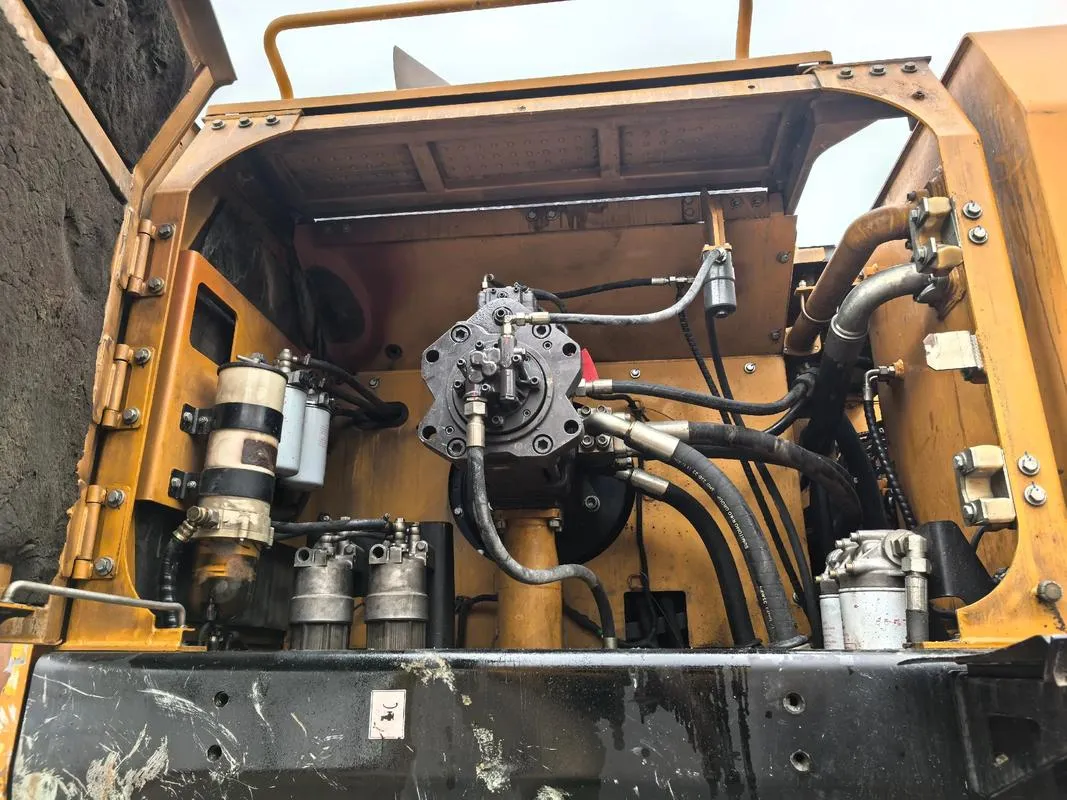 تستخدم حفارة كبيرة SANY SY750H3