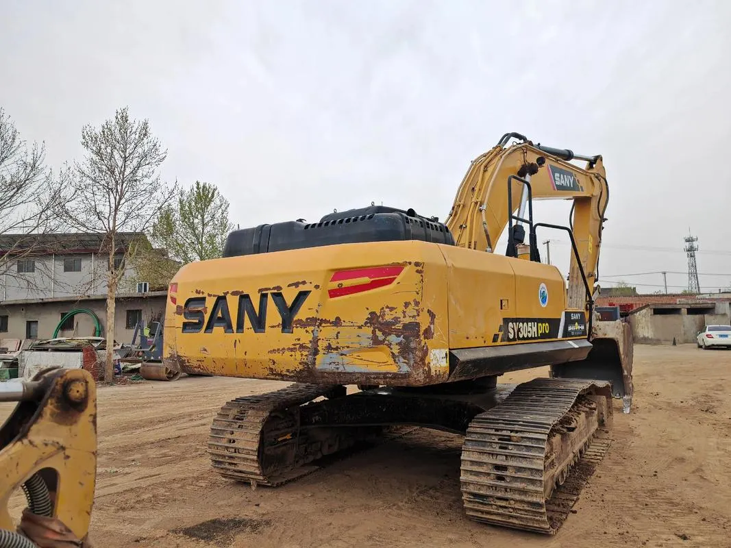 تستخدم حفارة متوسطة SANY SY245H0