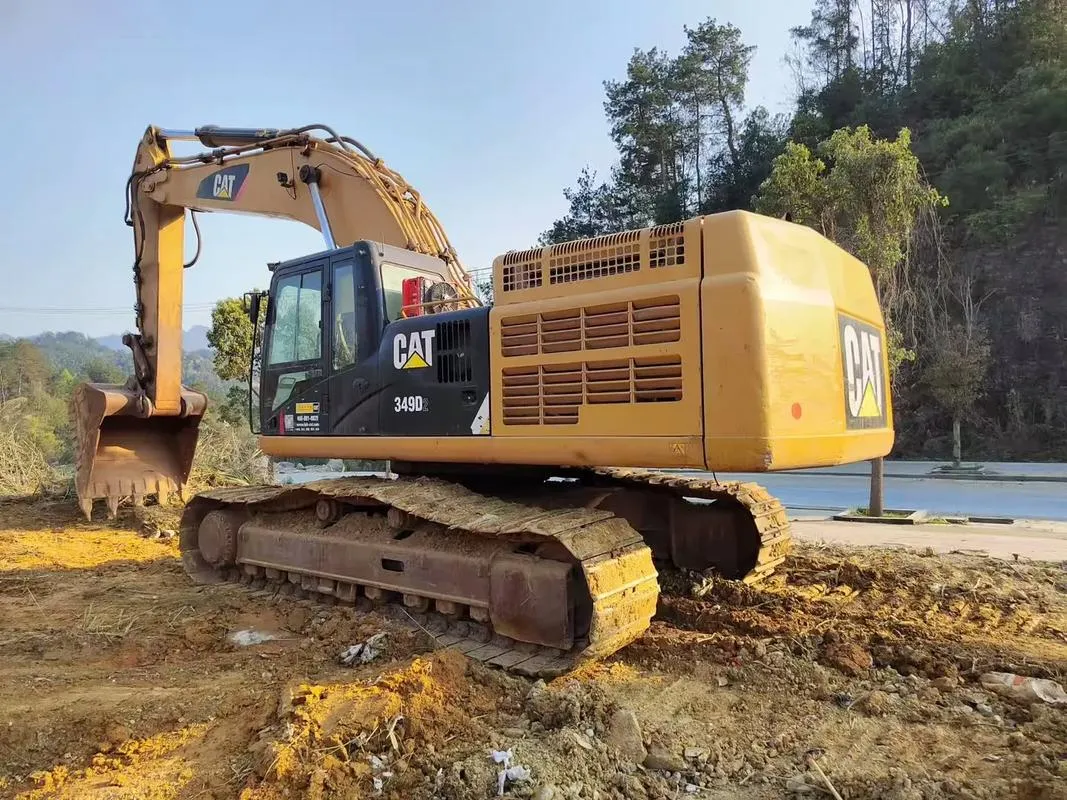 تستخدم الحفارة الكبيرة CAT 349D
