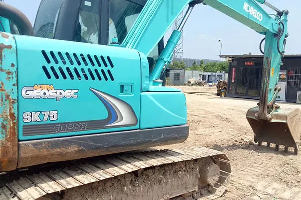 الحفارة الصغيرة المستعملة KOBELCO SK75-81