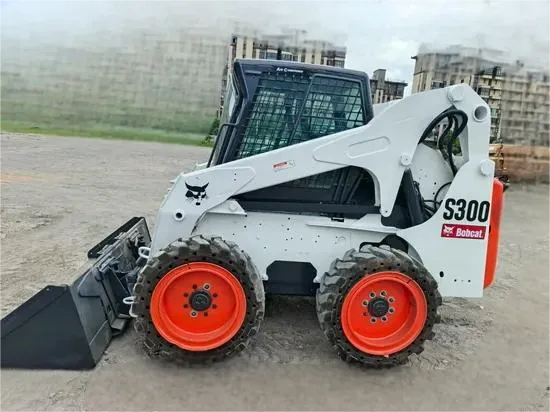 جرافة انزلاقية التوجيه Bobcat S300 مستعملة