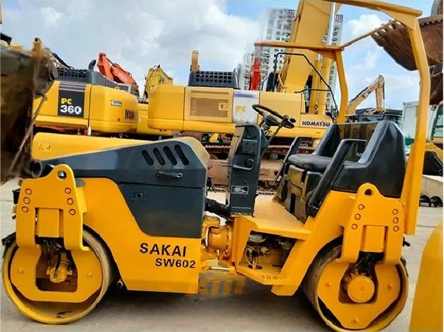 تستخدم الأسطوانة الاهتزازية SAKAI SW6020