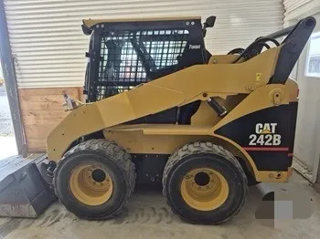 جرافة انزلاقية التوجيه مستعملة CAT 242B Series 21