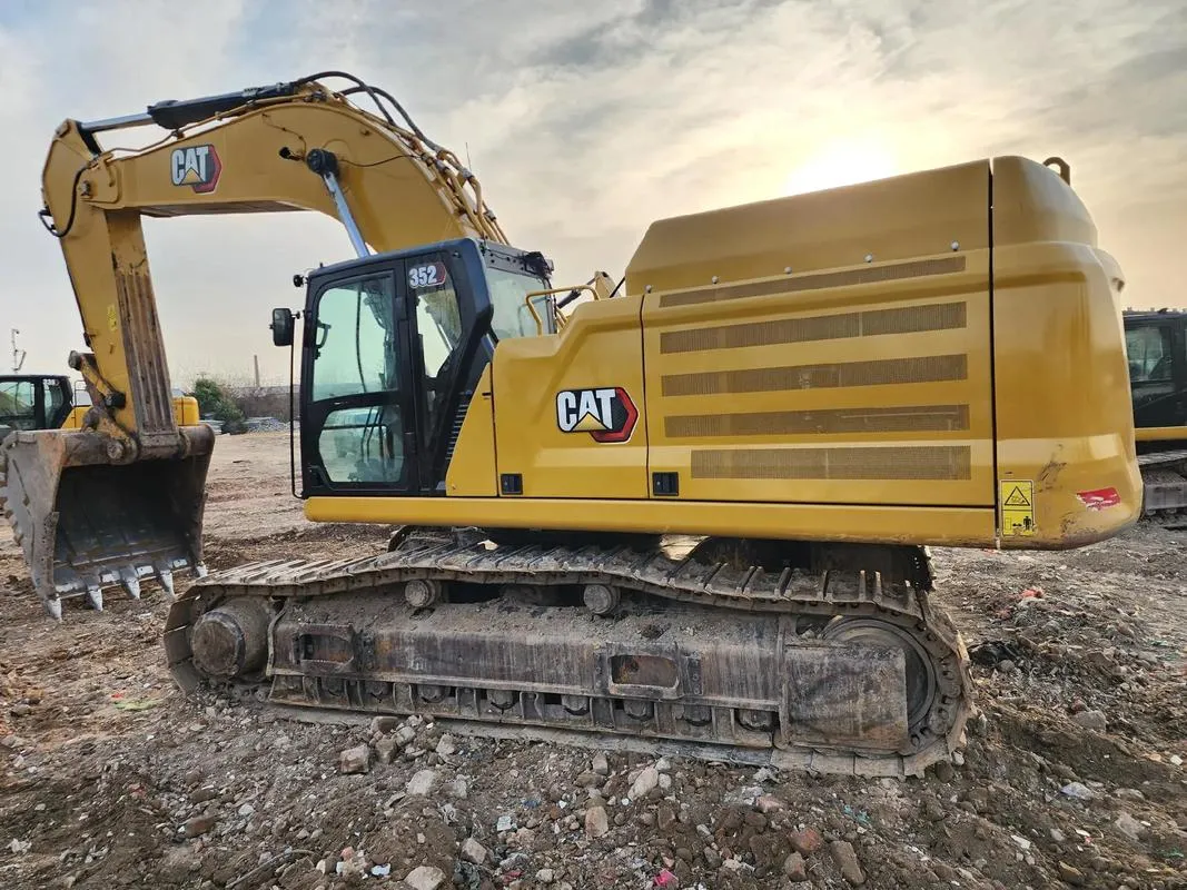 تستخدم الحفارة الكبيرة CAT 352