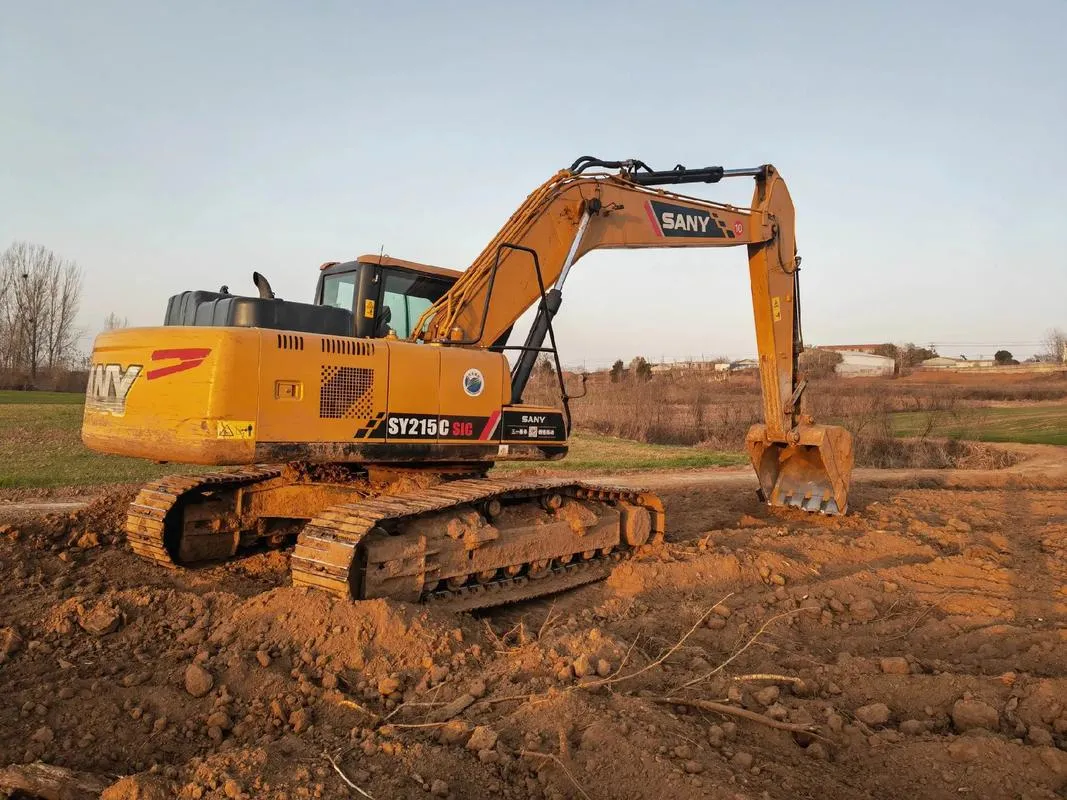 تستخدم حفارة متوسطة SANY SY215C