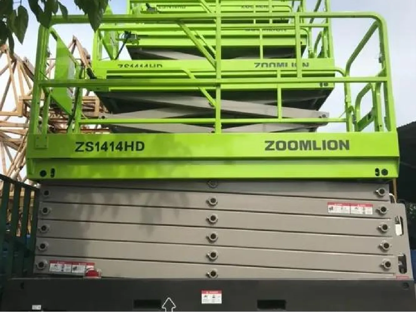رافعة مقصية مستعملة ZOOMLION ZS1414HD للطرق الوعرة1