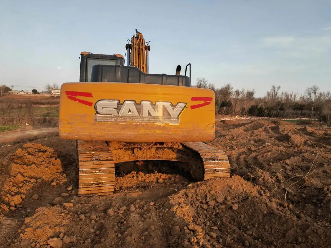 حفارة متوسطة مستعملة SANY SY215C1