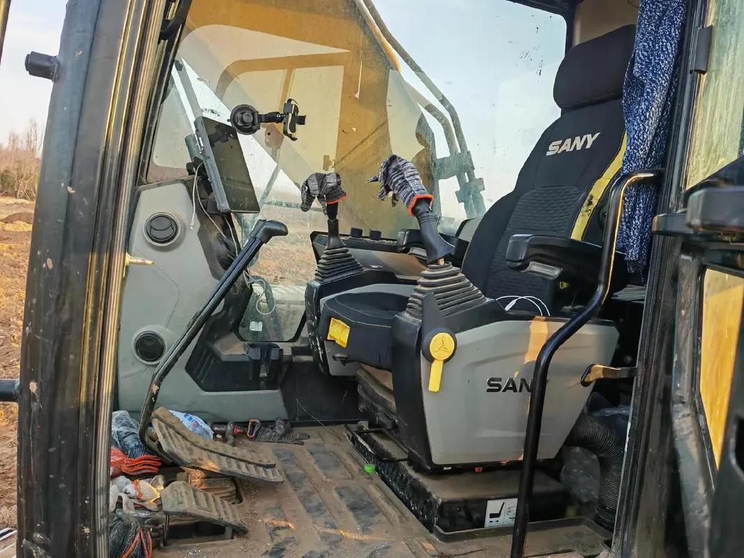 تستخدم حفارة متوسطة SANY SY215C3