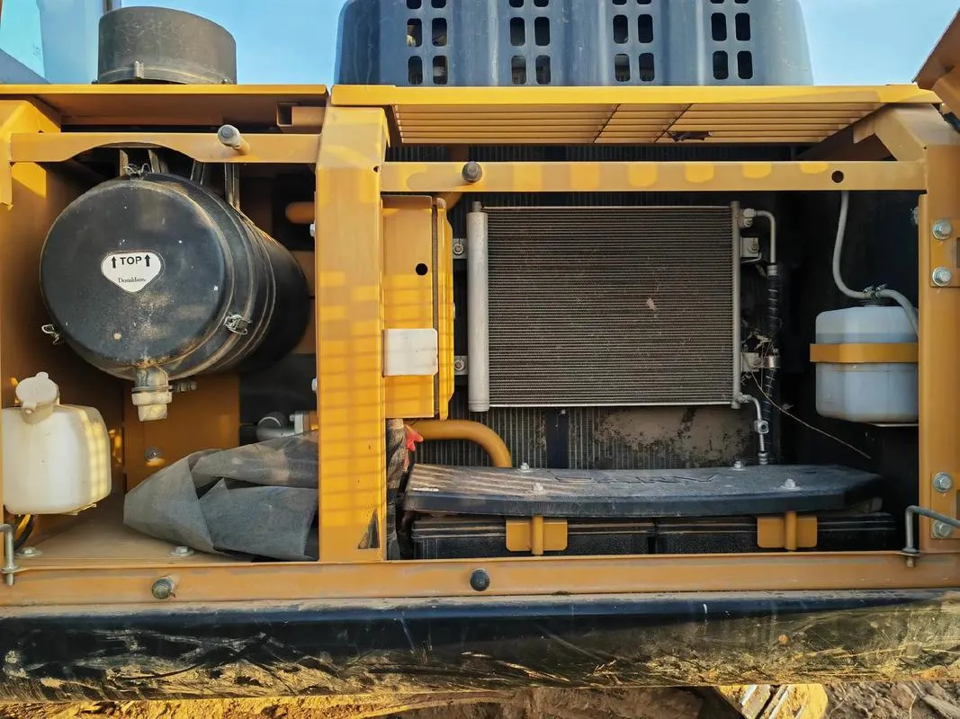 تستخدم حفارة متوسطة SANY SY215C2