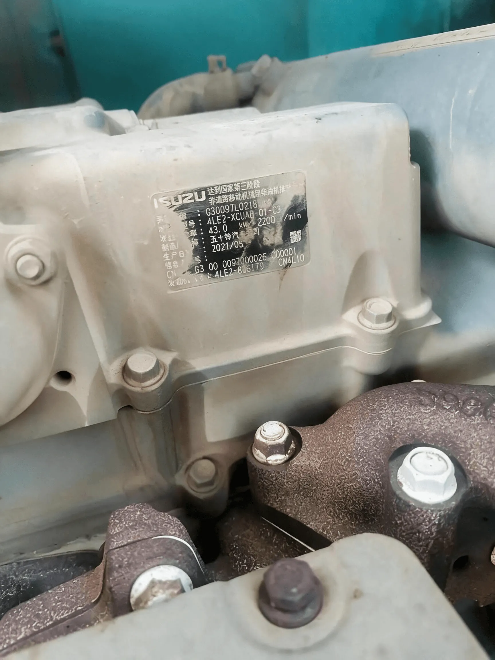 تستخدم حفارة صغيرة KOBELCO SK75-83