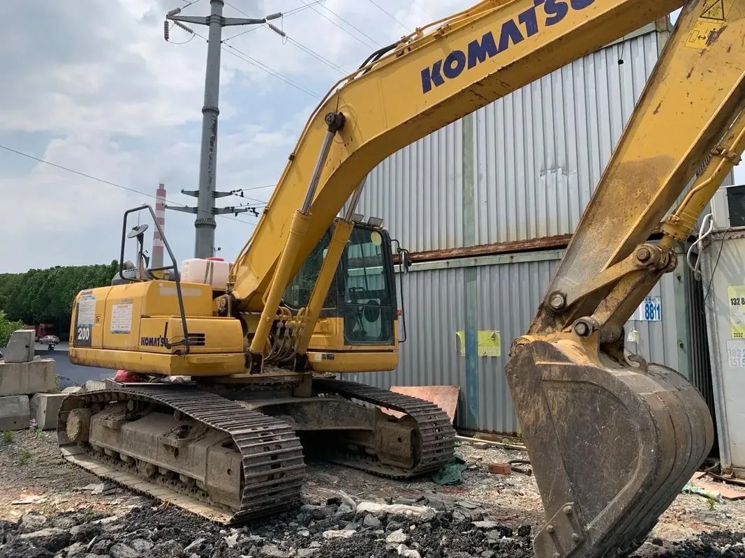 حفارة متوسطة مستعملة KOMATSU PC200-8M03