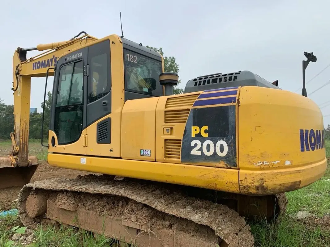 حفارة متوسطة مستعملة KOMATSU PC200-8M00