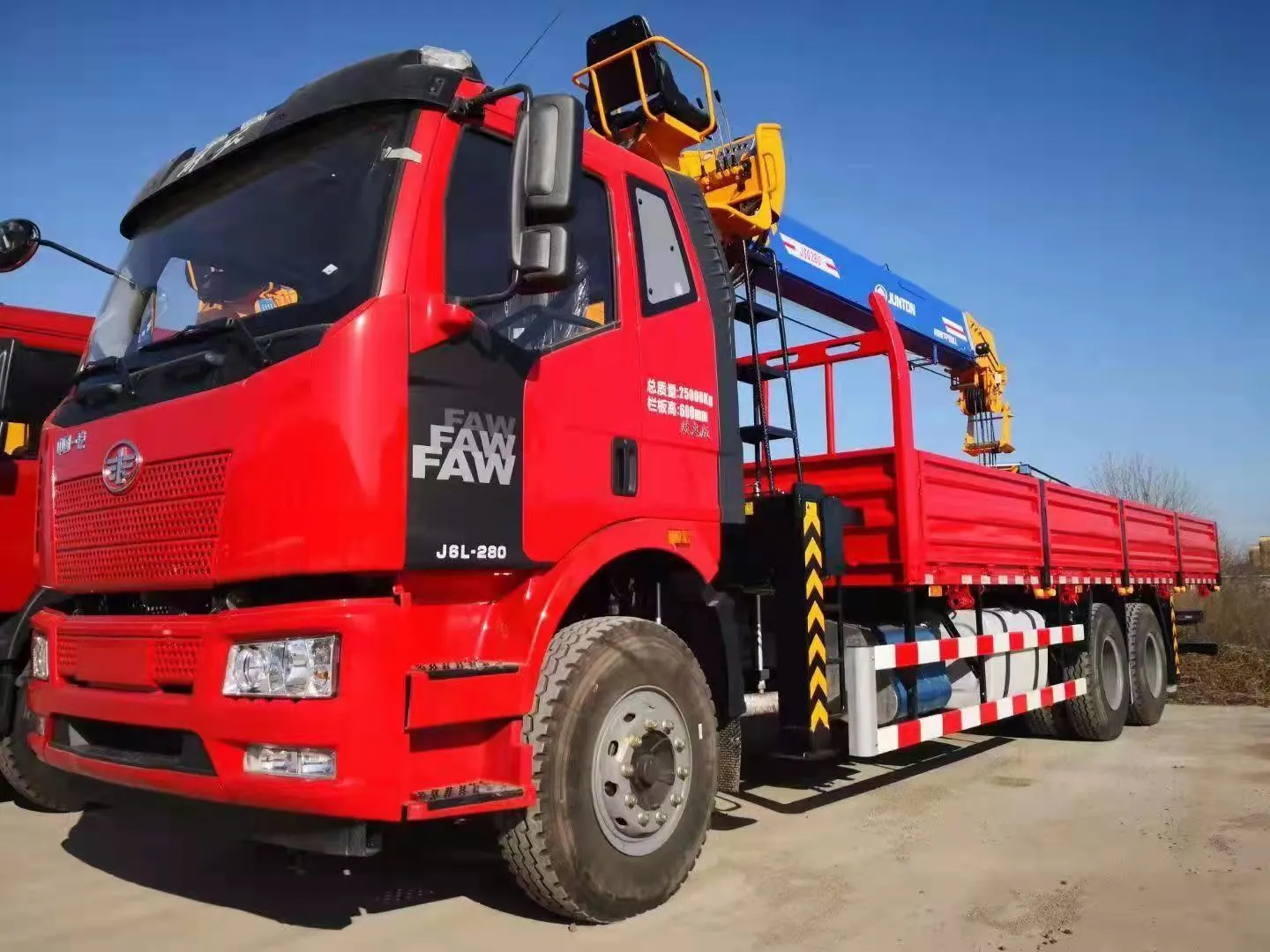 رافعة مثبتة على شاحنة مستعملة FAW J6L 6x42