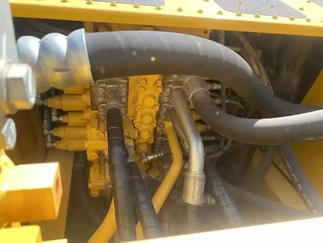 الحفارة المتوسطة المستعملة KOMATSU PC200-8M01
