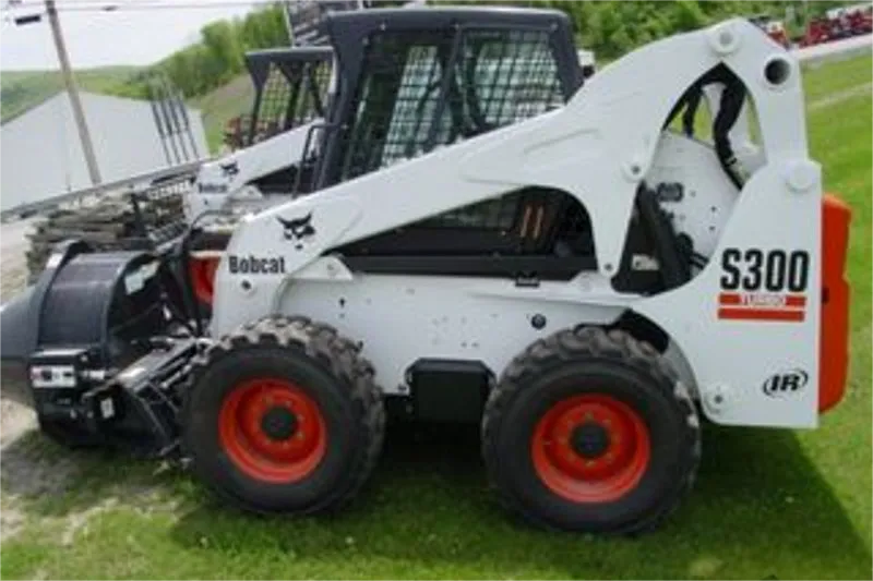 جرافة انزلاقية التوجيه Bobcat S300 مستعملة0