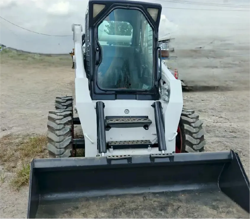 جرافة انزلاقية التوجيه Bobcat S300 مستعملة1