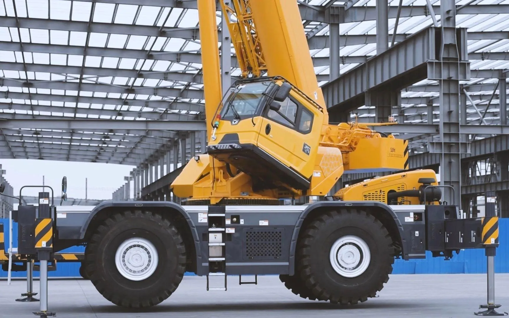 رافعة الطرق الوعرة XCMG XCR90_E مستعملة