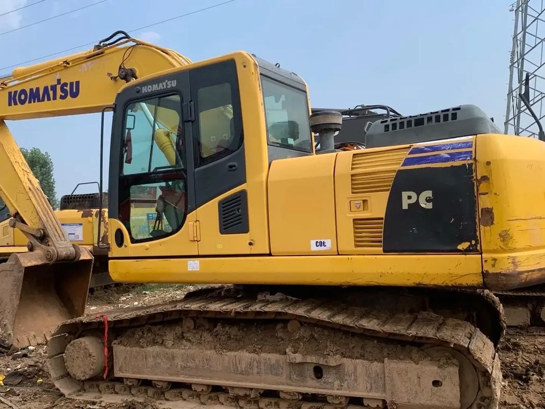 حفارة متوسطة مستعملة KOMATSU PC200-8M0