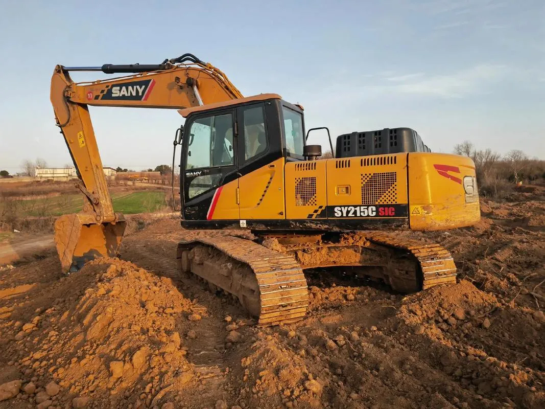 تستخدم حفارة متوسطة SANY SY215C0